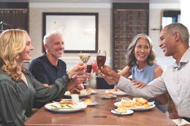 couples having dinner on oceania allura